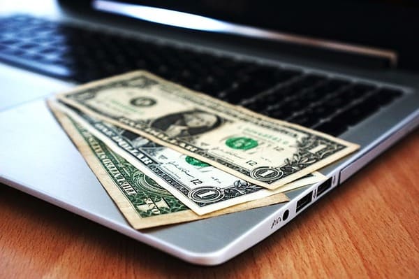 diseno-web-seo-malaga-dinero-sobre-portatil